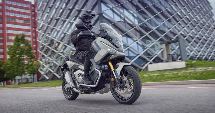 Honda X-ADV si rinnova per il 2025, ecco come cambia