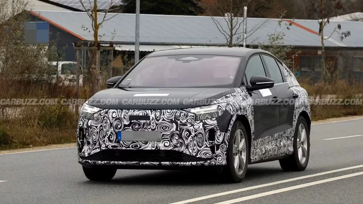 Nuova Audi Q4 e-tron 2026: il restyling pizzicato su strada: ecco come cambia