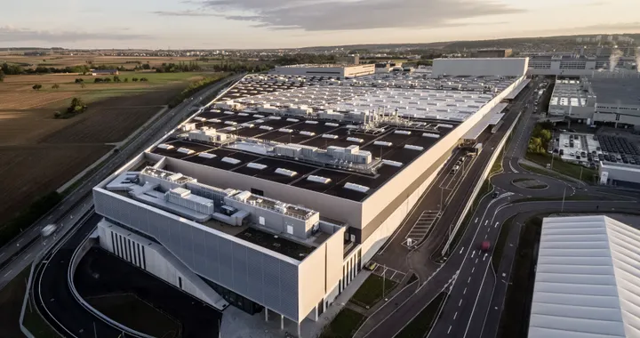 Viaggio nella Factory 56 di Mercedes: robot, fantasmi e umani in bicicletta