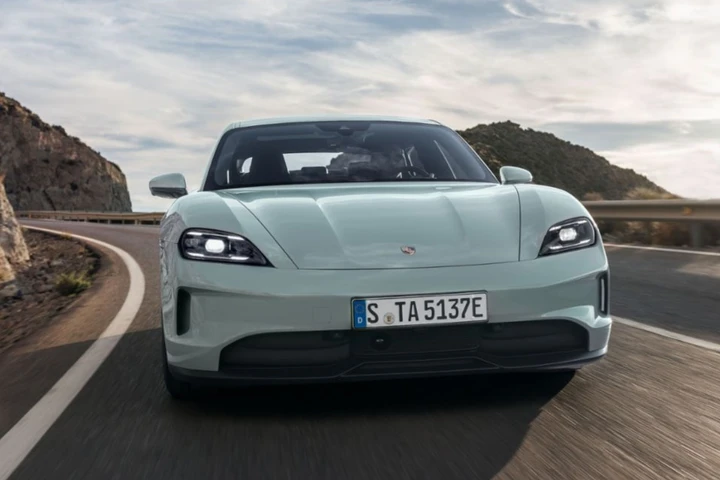 Porsche licenzia ancora, ma il 40% dei dipendenti prende più di 100.000 euro l'anno