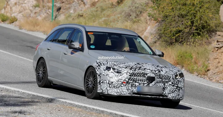 Mercedes Classe C 2026: restyling avvistato dentro e fuori