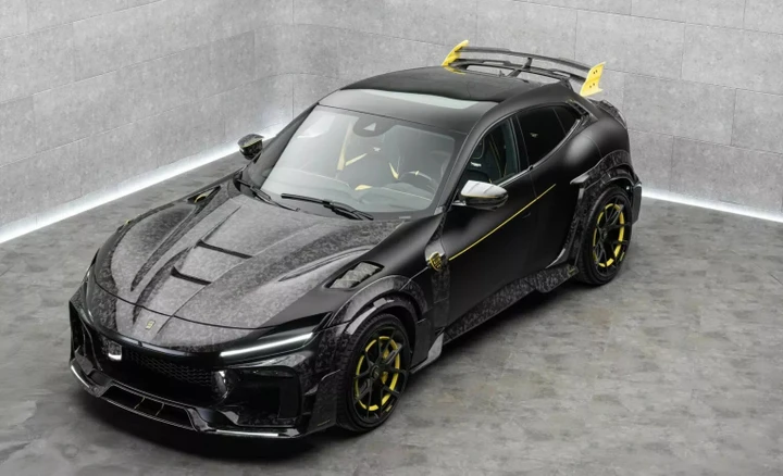 Mansory trasforma la Ferrari Purosangue: stile estremo con vestito in carbonio nero