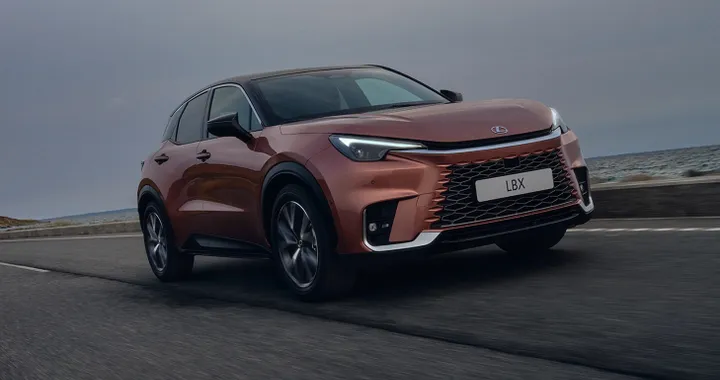 Lexus LBX, crossover ibrido e premium. Caratteristiche tecniche e prezzi