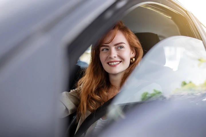 La transizione elettrica è sempre più al femminile: raddoppiata la quota BEV nel 2025
