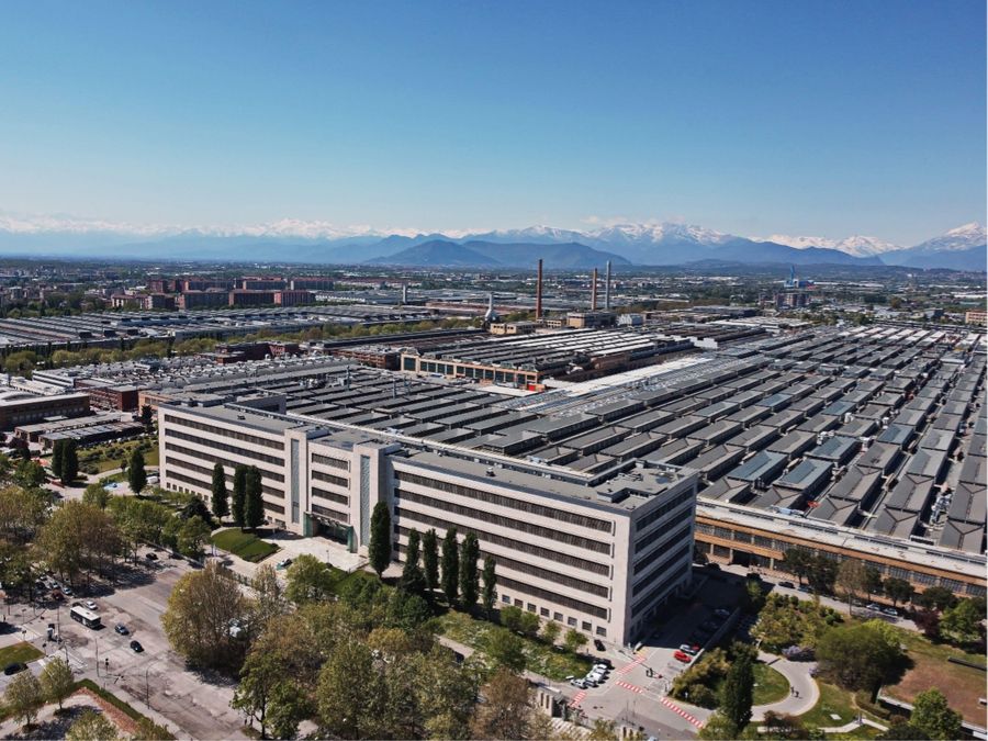 Copertina: Stellantis fa marcia indietro sul ritorno in ufficio: confermato lo smart working