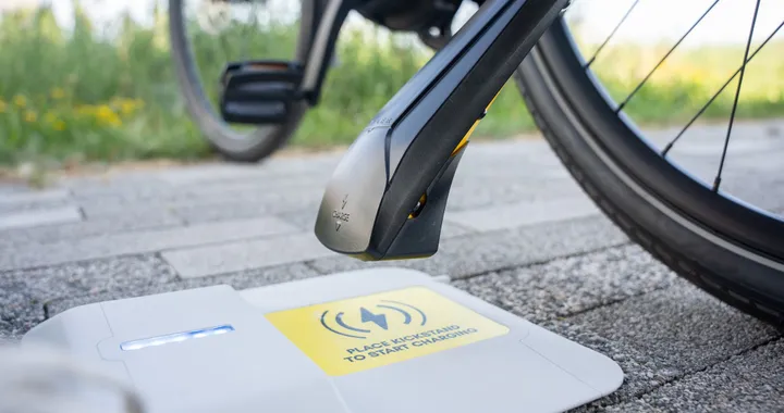 Arriva la ricarica wireless per le bici elettriche: parcheggi e le riprendi cariche