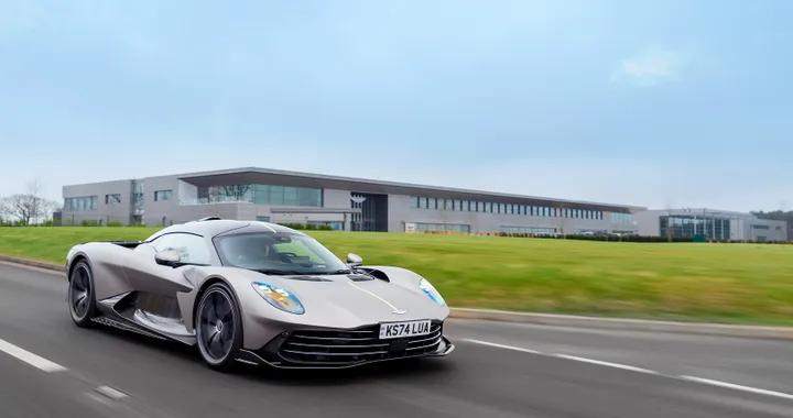 Aston Martin Valhalla vicina al debutto: ultimi test su strada ed in pista
