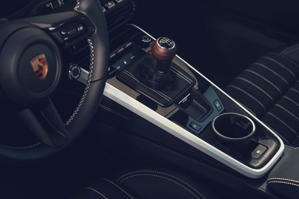 Porsche 911 Carrera S con cambio manuale, dettagli classici e design sportivo, disponibile solo negli Usa