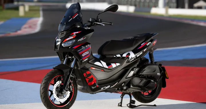 Debutta la nuova Aprilia SR GT Replica 2025: look da MotoGP per lo scooter | Prezzi