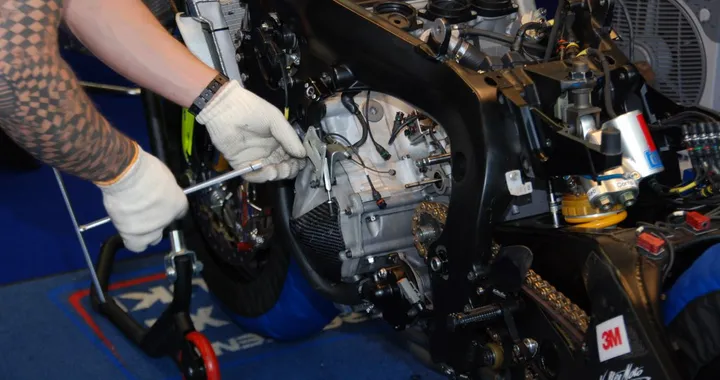 Superbike: un giro nei box Suzuki (foto)