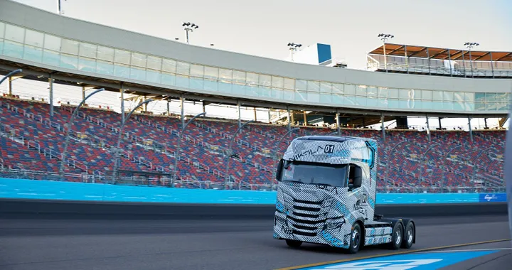 Nikola Tre, spuntano le foto del prototipo del camion elettrico: debutto nel 2021