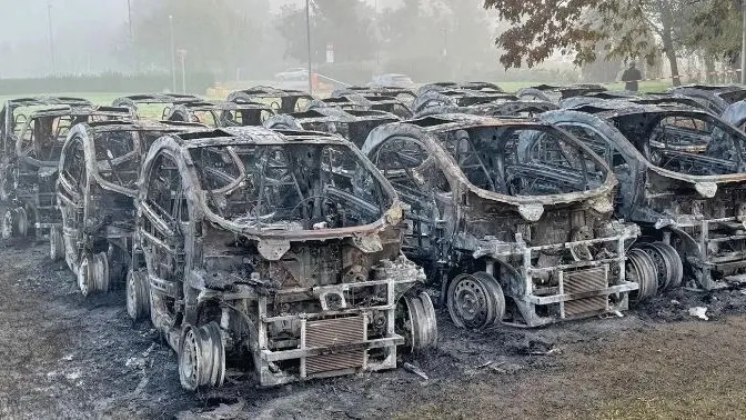 Auto elettriche in fiamme: la storia dietro l'attacco che ha scosso Milano