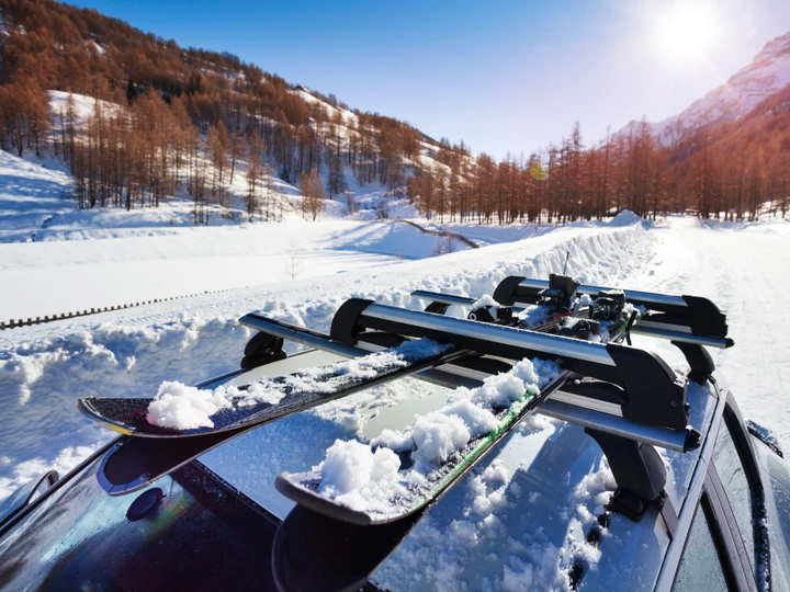 Porta sci e snowboard sulla tua auto senza spendere una fortuna