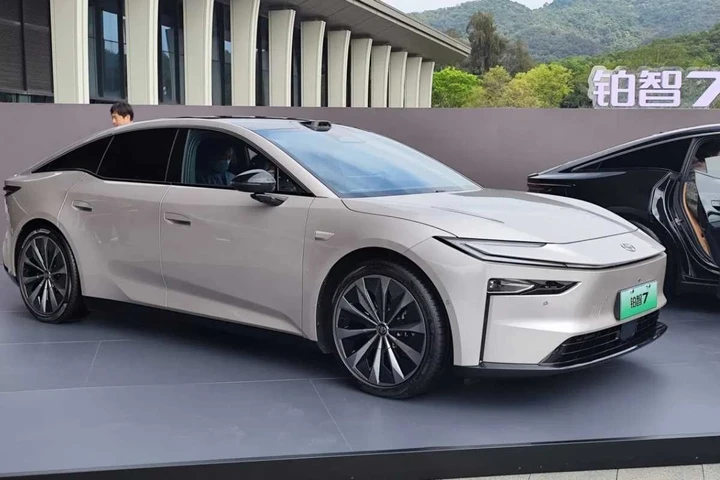 Toyota bZ7: boom di vendite in Cina per l'elettrica con autonomia fino a 710 km