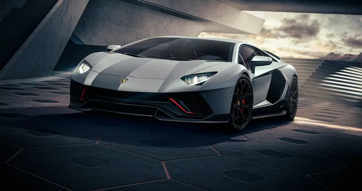 Lamborghini, l'erede dell'Aventador si fa spiare su strada