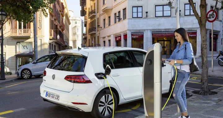 Auto elettrica, ibrida e termica: qual è la più economica da possedere e mantenere?