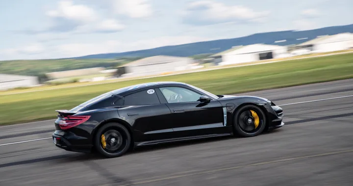 Porsche Taycan: prova di forza del motore elettrico e del sistema di raffreddamento