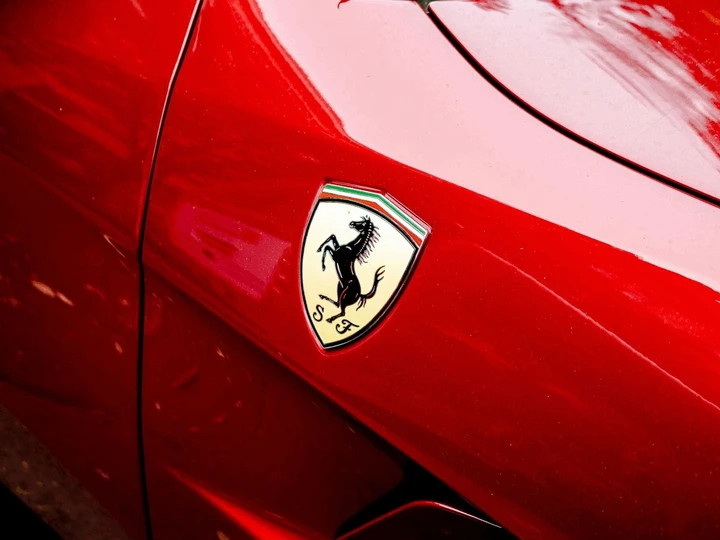 Si può abbandonare una Ferrari in autostrada? Sì, ma le spiegazioni non sono pervenute