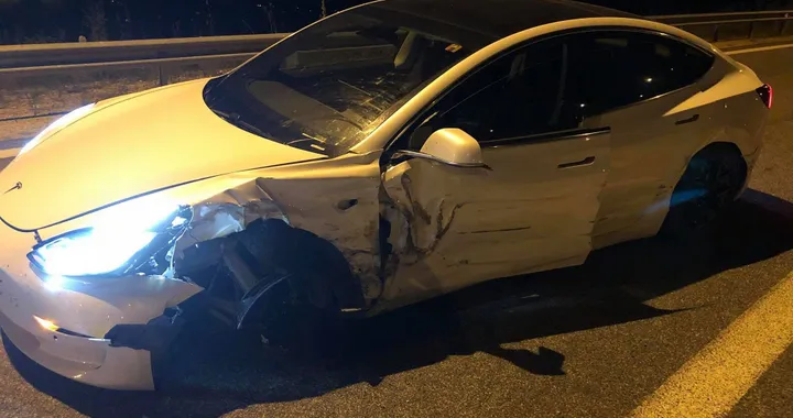 Tesla Model 3, il giro del mondo termina con uno schianto in Grecia