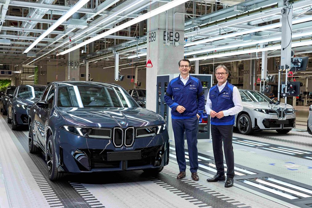 BMW iX3, nella iFactory di Debrecen parte la produzione del SUV elettrico