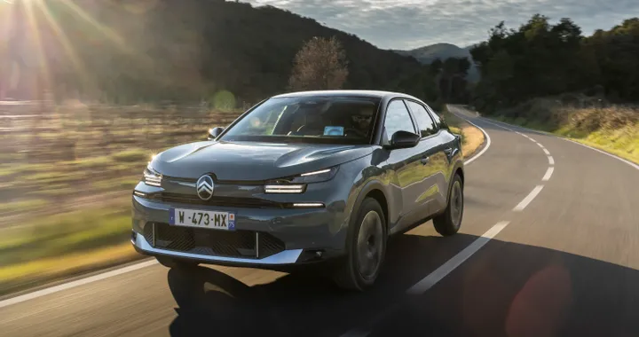 Citroen C4 e C4 X 2025: design rinnovato, più tecnologia e motorizzazioni elettrificate