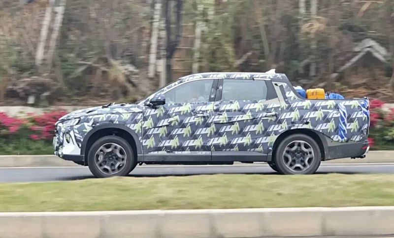Anteprima: BYD, spunta un nuovo pickup: le foto spia dell’ibrido per la famiglia