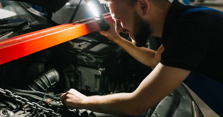 Ecco la torcia da indossare che ti lascia le mani libere mentre lavori