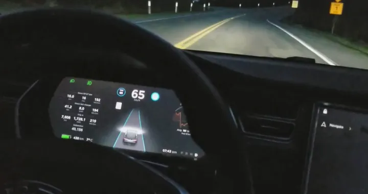 Tesla difende la guida autonoma, è più sicura secondo le statistiche