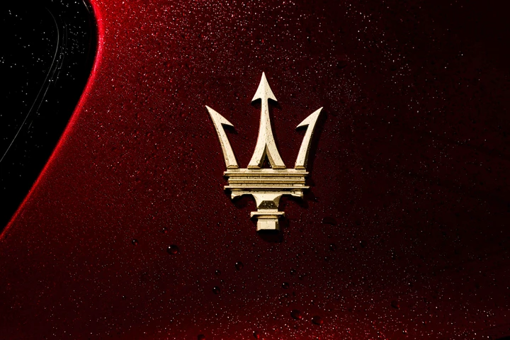 Maserati compie 111 anni, nel 2026 il centenario del logo