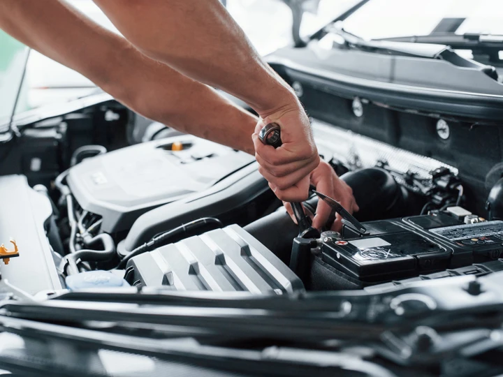 Sostituire la batteria dell'auto non sarà più un problema con questo strumento a meno di 100€