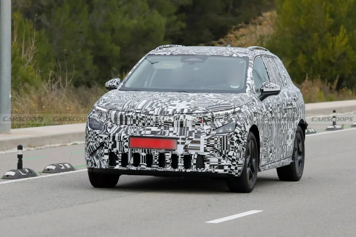 Nuova Skoda Epiq si mostra ancora, il B-SUV elettrico prende forma: cosa sappiamo