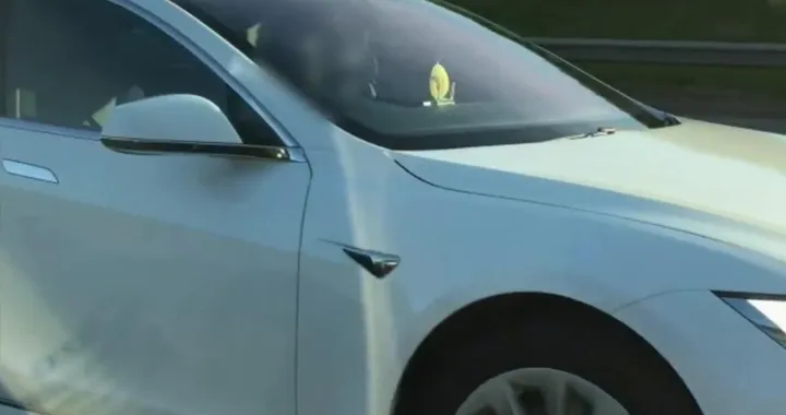 Attiva l'Autopilot Tesla e viaggia sul sedile del passeggero: nei guai conducente in UK