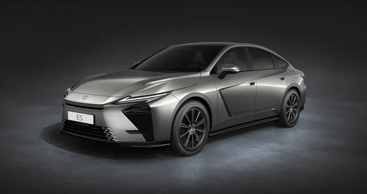 Nuova Lexus ES, l'ammiraglia arriva all'ottava generazione: ibrida ed elettrica