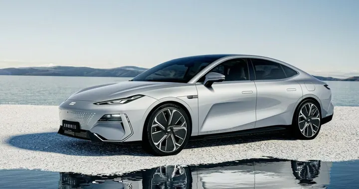 Geely Galaxy E8, debutta in Cina la nuova berlina elettrica