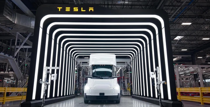 Elon Musk frena sul Tesla Semi autonomo: prima le auto poi i camion