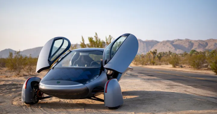 Aptera mostra il terzo prototipo della sua elettrica con pannelli solari