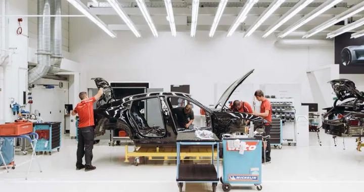 Porsche Mission E: i teaser della sportiva elettrica per il 2019