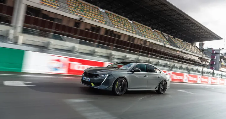 Peugeot 508 Sport Engineered: con la sportiva Plug-in un corso di guida in pista