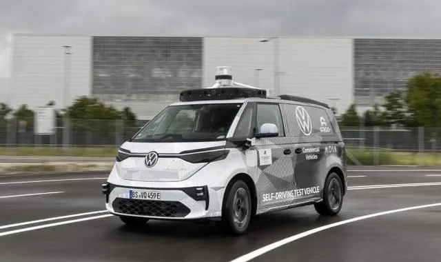 Herbert Diess sale a bordo dell'ID. Buzz a guida autonoma