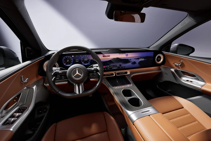 Nuova Mercedes GLC, interni e bagagliaio del SUV elettrico. Quanta tecnologia!