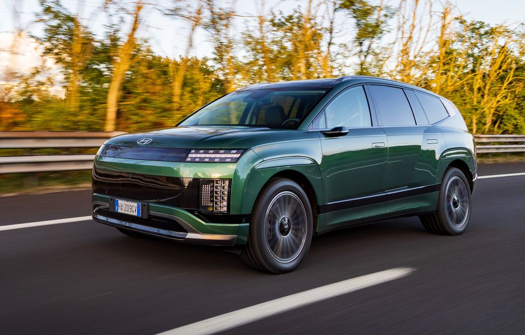 Nuova Hyundai IONIQ 9 arriva in Italia, ordini al via: allestimenti e prezzi del SUV elettrico