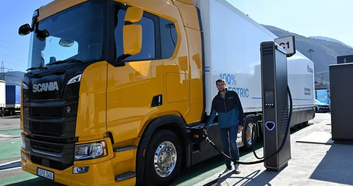 Scania effettua la prima ricarica MCS per camion elettrici in Italia
