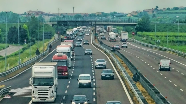 Limite a 100 km/h per le auto termiche e 130 km/h per le EV: la proposta fa discutere