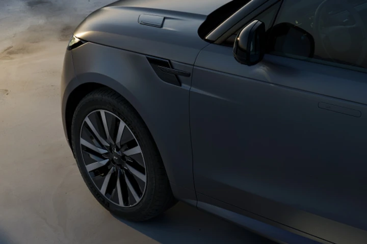 Sta per arrivare una nuova Range Rover Sport, scelta controcorrente