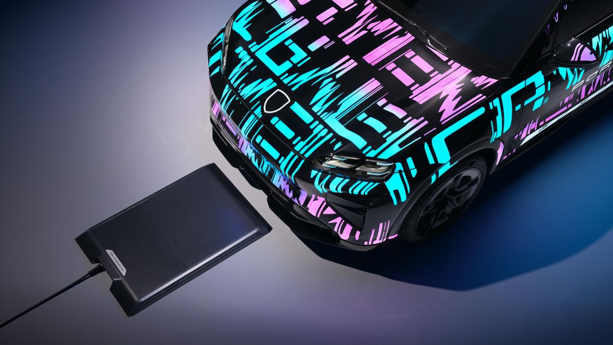 Addio cavi, la nuova Porsche Cayenne elettrica si ricarica anche senza fili come gli smartphone