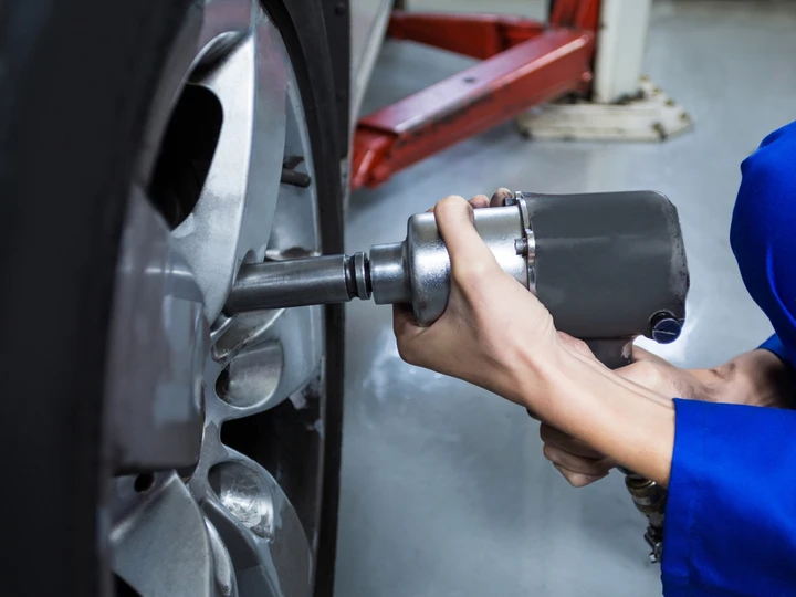 L'attrezzo giusto per il fai-da-te in garage: questo strumento risolve i problemi più difficili