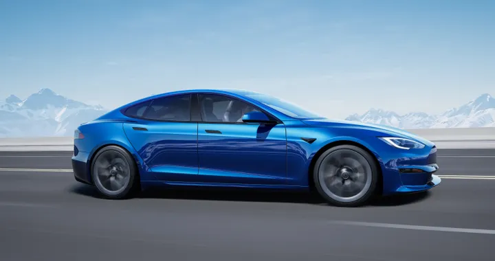 Tesla Model S frena da sola causando un tamponamento a catena. Colpa della FSD?