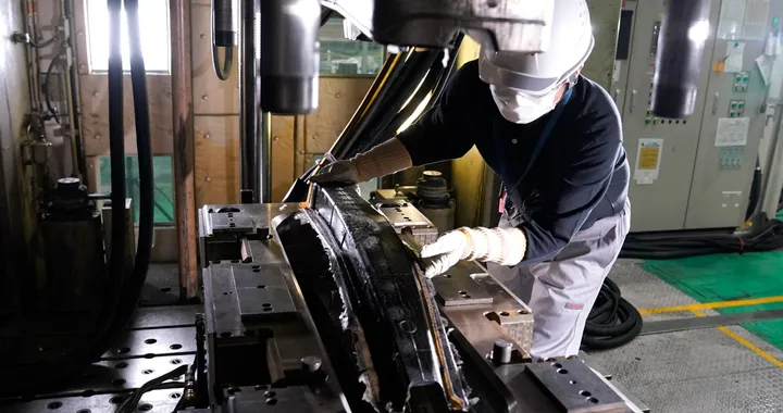 Nissan sviluppa un nuovo sistema per la produzione di parti in fibra di carbonio