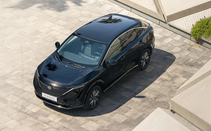 Questa Nissan Ariya si ricarica con il Sole: fino a 23 km al giorno grazie ai pannelli integrati