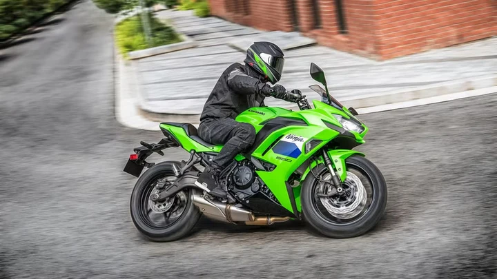 Kawasaki Ninja 650 cambia passo: freni radiali e più tecnologia